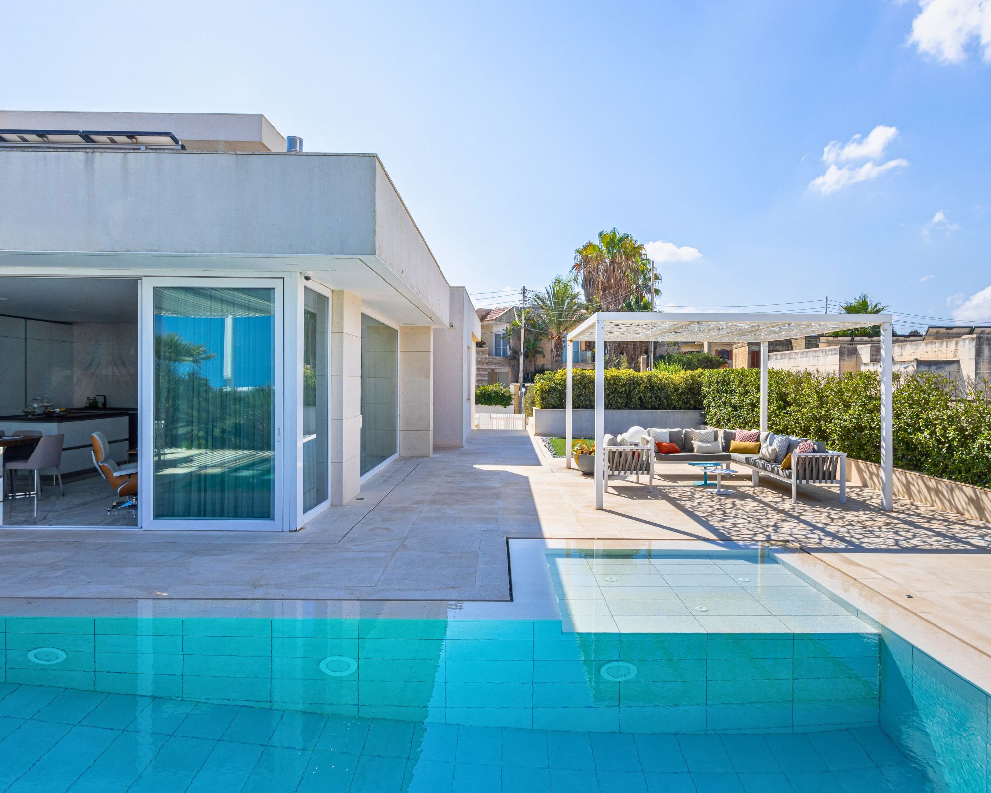 Villa with a pool and garden in naxxar for sale