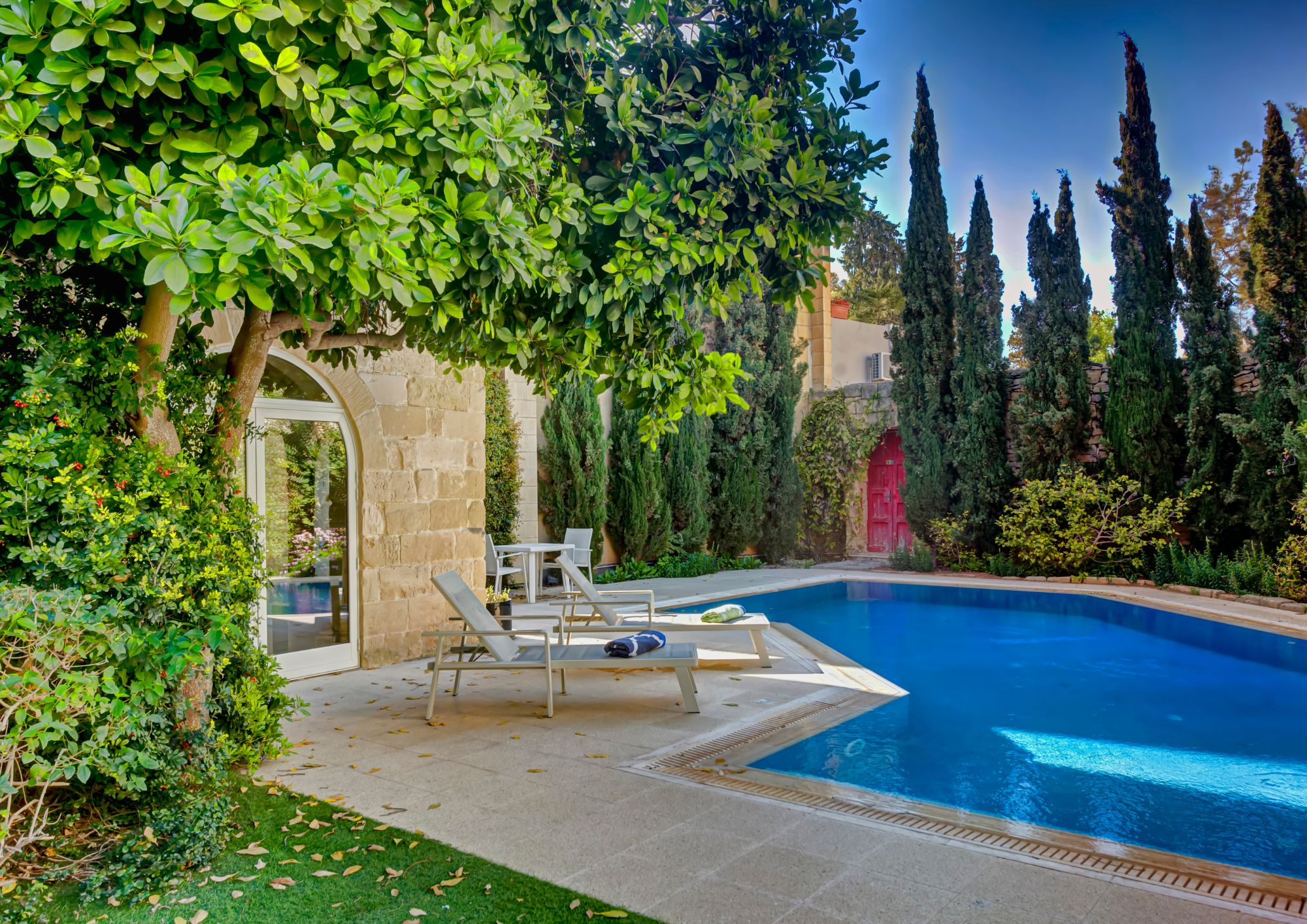 Balzan-property-with-pool and garden